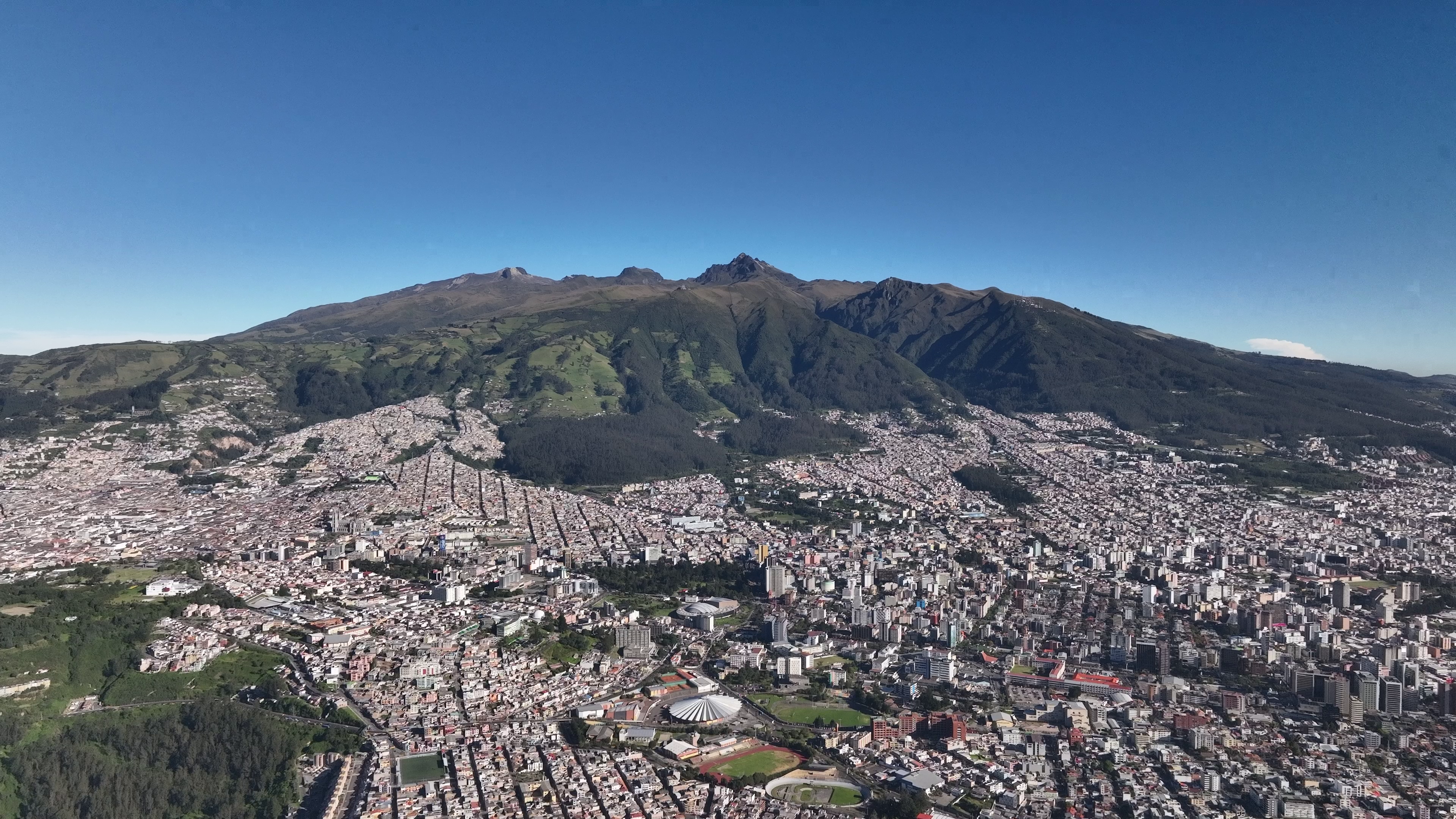 Quito y el Complejo volcánico Pichincha